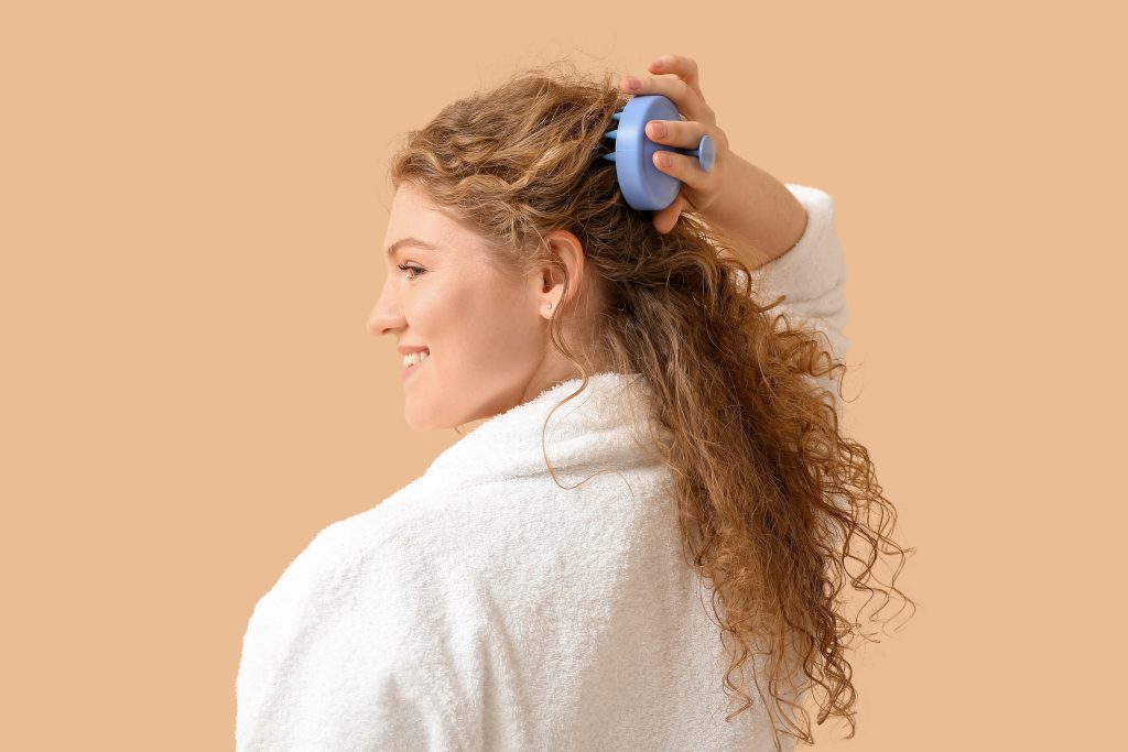 Έχετε ξηρό τριχωτό; Αυτά τα DIY treatments υπόσχονται ανακούφιση