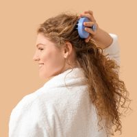 Έχετε ξηρό τριχωτό; Αυτά τα DIY treatments υπόσχονται ανακούφιση