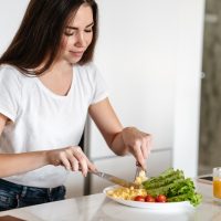 Είναι αυτή η κίνηση στο γεύμα το μυστικό για μόνιμο αδυνάτισμα;