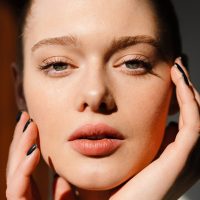 Summer Glow: Τα μυστικά 5 celebrity makeup artists για εκτυφλωτικά looks