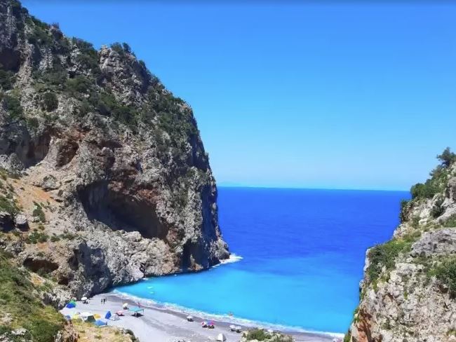 Εύβοια: Μια παραλία με πεντακάθαρα νερά κοντά στην Αθήνα