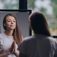 Gen Z: Λατρεύει υπερβολικά τον εαυτό της – Είναι πρόβλημα;