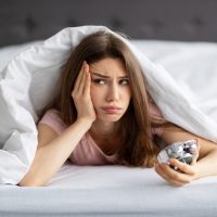 Πώς θα καταφέρουμε να ξανά κοιμηθούμε αν ξυπνήσoυμε μέσα στη νύχτα;