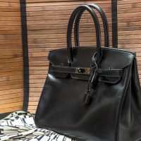 Ιδού ο αγοραστής της μυθικής τσάντας Hermès της Τζέιν Μπίρκιν, που κόστισε 8,6 εκατ. ευρώ