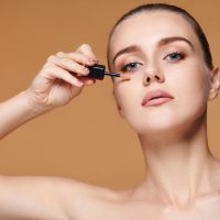 Concealer: Πώς θα το απλώνετε στις λεπτές γραμμές