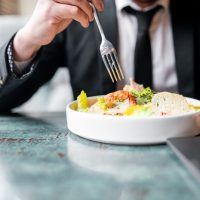 Χορτοφάγοι VS κρεατοφάγων: Ποιοι «πεινάνε» για δύναμη και επιτυχία