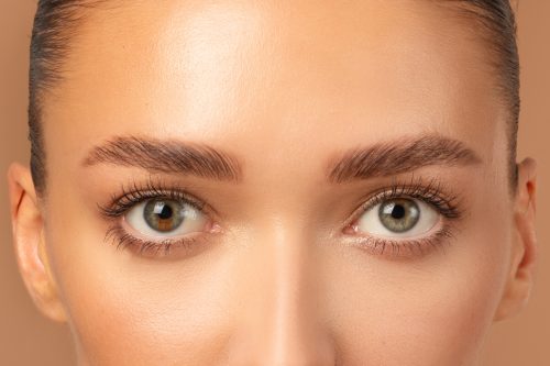 Βγάλατε παραπάνω τα φρύδια σας; 3 tips για να μεγαλώσουν πιο γρήγορα