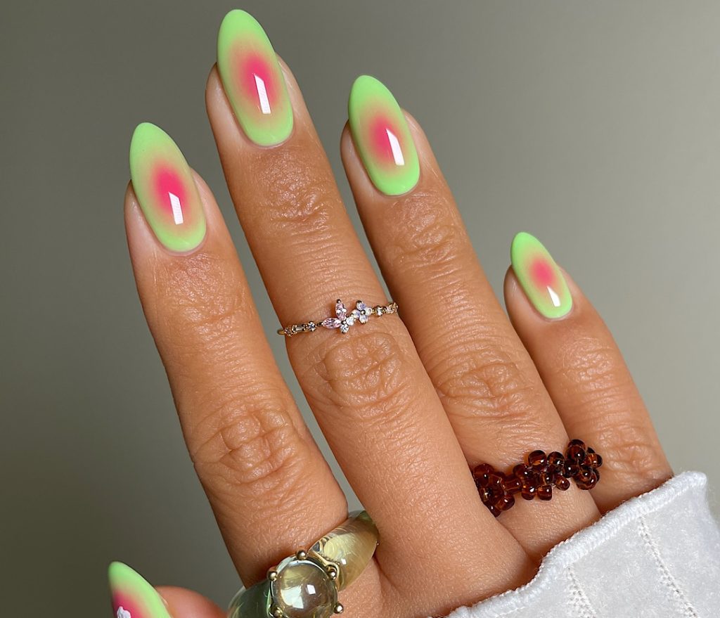 Guava nails: Η απόλυτη καλοκαιρινή τάση στα νύχια μάς “συστήνει” το πιο ωραίο ροζ