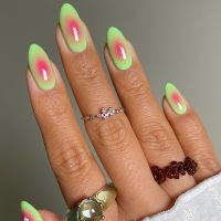 Guava nails: Η απόλυτη καλοκαιρινή τάση στα νύχια μάς “συστήνει” το πιο ωραίο ροζ