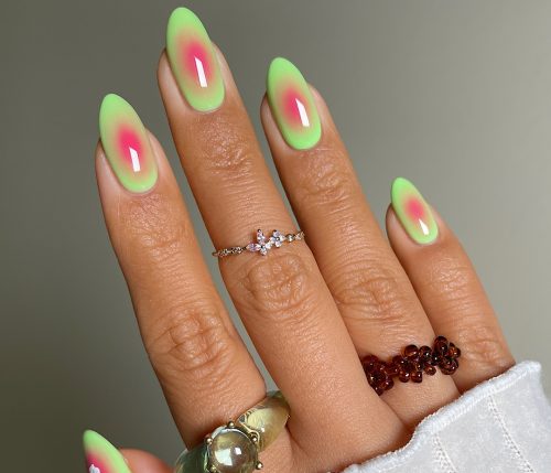 Guava nails: Η απόλυτη καλοκαιρινή τάση στα νύχια μάς “συστήνει” το πιο ωραίο ροζ
