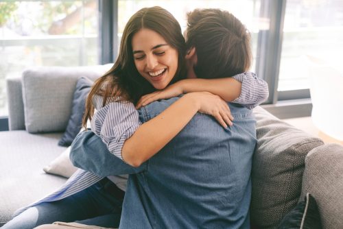7 τρόποι για να πάρετε την «ορμόνη της αγκαλιάς»