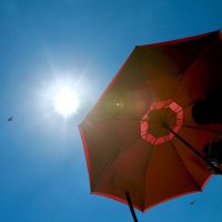 Ο καιρός της Παρασκευής: Ζέστη έως 34°C και τοπικές βροχές