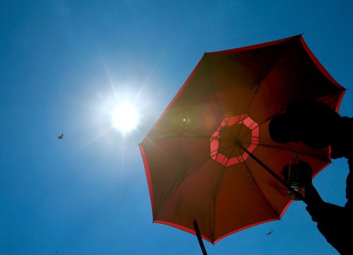 Ο καιρός της Παρασκευής: Ζέστη έως 34°C και τοπικές βροχές