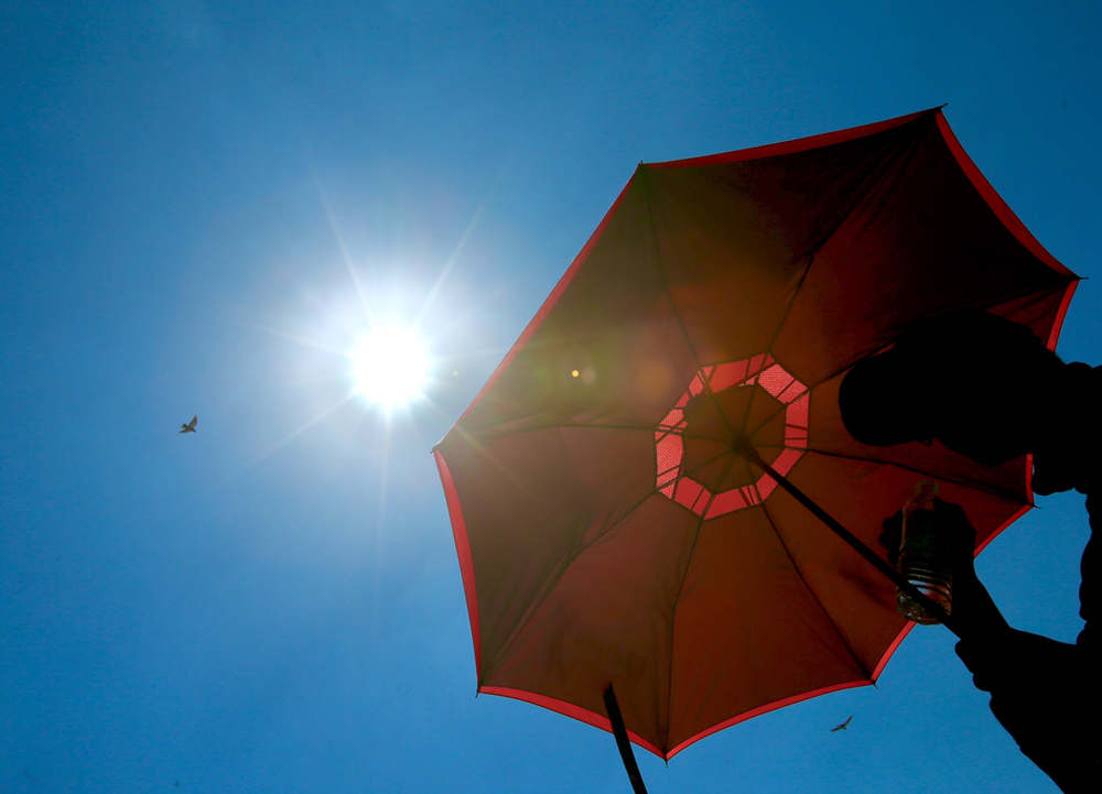 Ο καιρός της Παρασκευής: Ζέστη έως 34°C και τοπικές βροχές