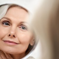 Καλοκαιρινά tips για πλούσια μαλλιά στην εμμηνόπαυση