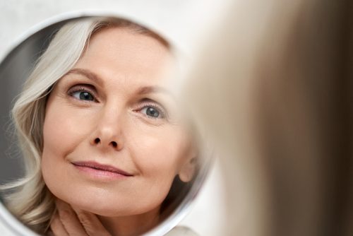 Καλοκαιρινά tips για πλούσια μαλλιά στην εμμηνόπαυση