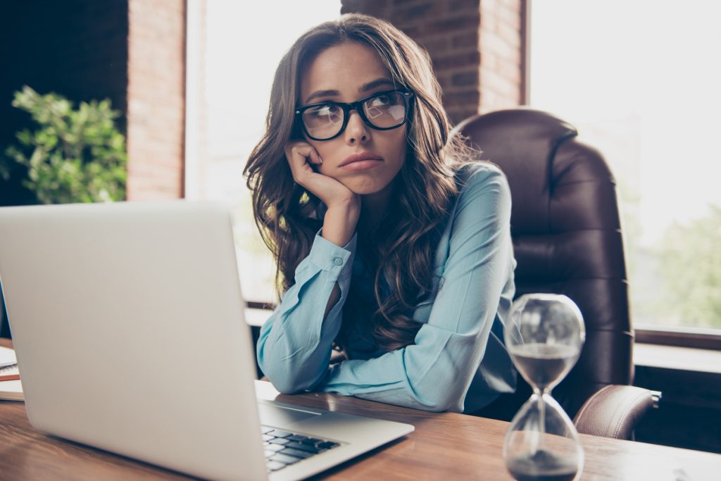 Burnout VS Βoreout: Είναι η πλήξη στη δουλειά πιο επικίνδυνη από την εξουθένωση;