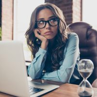 Burnout VS Βoreout: Είναι η πλήξη στη δουλειά πιο επικίνδυνη από την εξουθένωση;