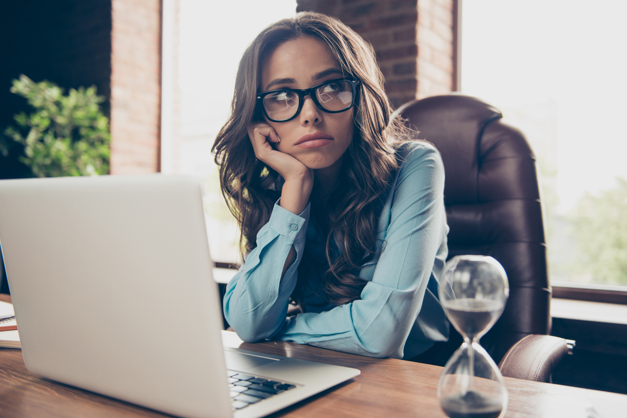 Burnout VS Βoreout: Είναι η πλήξη στη δουλειά πιο επικίνδυνη από την εξουθένωση;