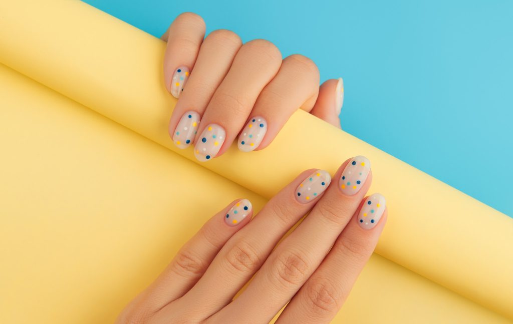Polka-dot nails: Το απόλυτο micro trend για το καλοκαιρινό μανικιούρ