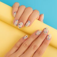 Polka-dot nails: Το απόλυτο micro trend για το καλοκαιρινό μανικιούρ