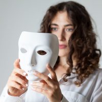 «Mokita» ή αλλιώς τα ψέματα με τα οποία ζούμε καθημερινά