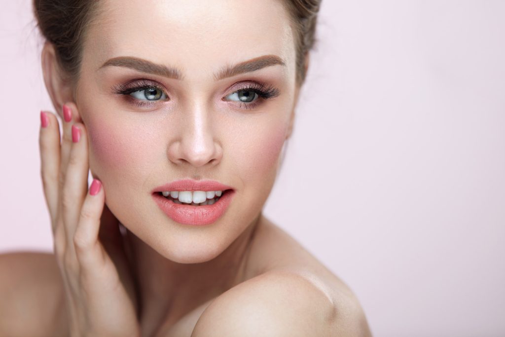 Ρουζ: 5 blush hacks που χαρίζουν φρεσκάδα στο πρόσωπο