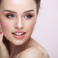 Ρουζ: 5 blush hacks που χαρίζουν φρεσκάδα στο πρόσωπο