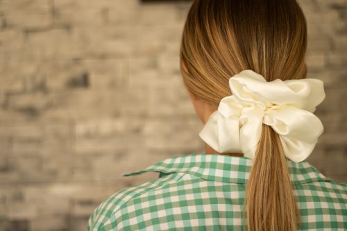 Scrunchies: Τα χτενίσματα που θα απογειώσουν το πιο hot αξεσουάρ των ’90s