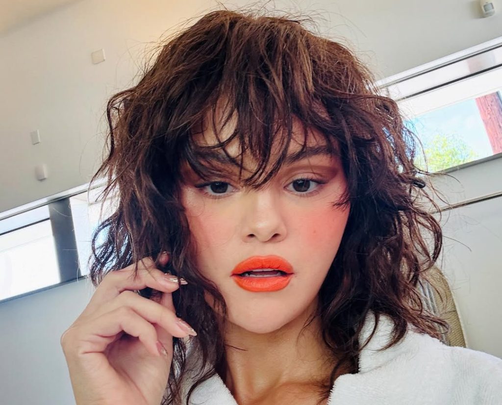 Selena Gomez: Τα blood orange nails της είναι το απόλυτο μανικιούρ του καλοκαιριού