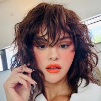 Selena Gomez: Τα blood orange nails της είναι το απόλυτο μανικιούρ του καλοκαιριού