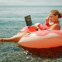 «Quiet vacationing» – Οι «ήσυχοι εργαζόμενοι παραθεριστές»