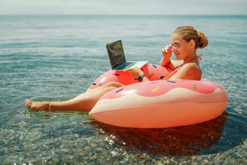 «Quiet vacationing» – Οι «ήσυχοι εργαζόμενοι παραθεριστές»