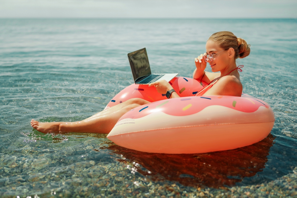 «Quiet vacationing» – Οι «ήσυχοι εργαζόμενοι παραθεριστές»