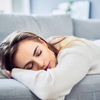 Κοιμάστε βλέποντας τηλεόραση; Ίσως ανήκετε σε αυτούς που τους κάνει καλό