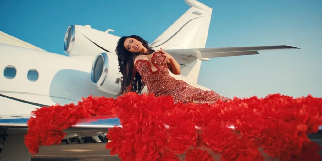 Cardi B: Ταξιδεύει στη Μύκονο στο νέο βίντεο κλιπ της