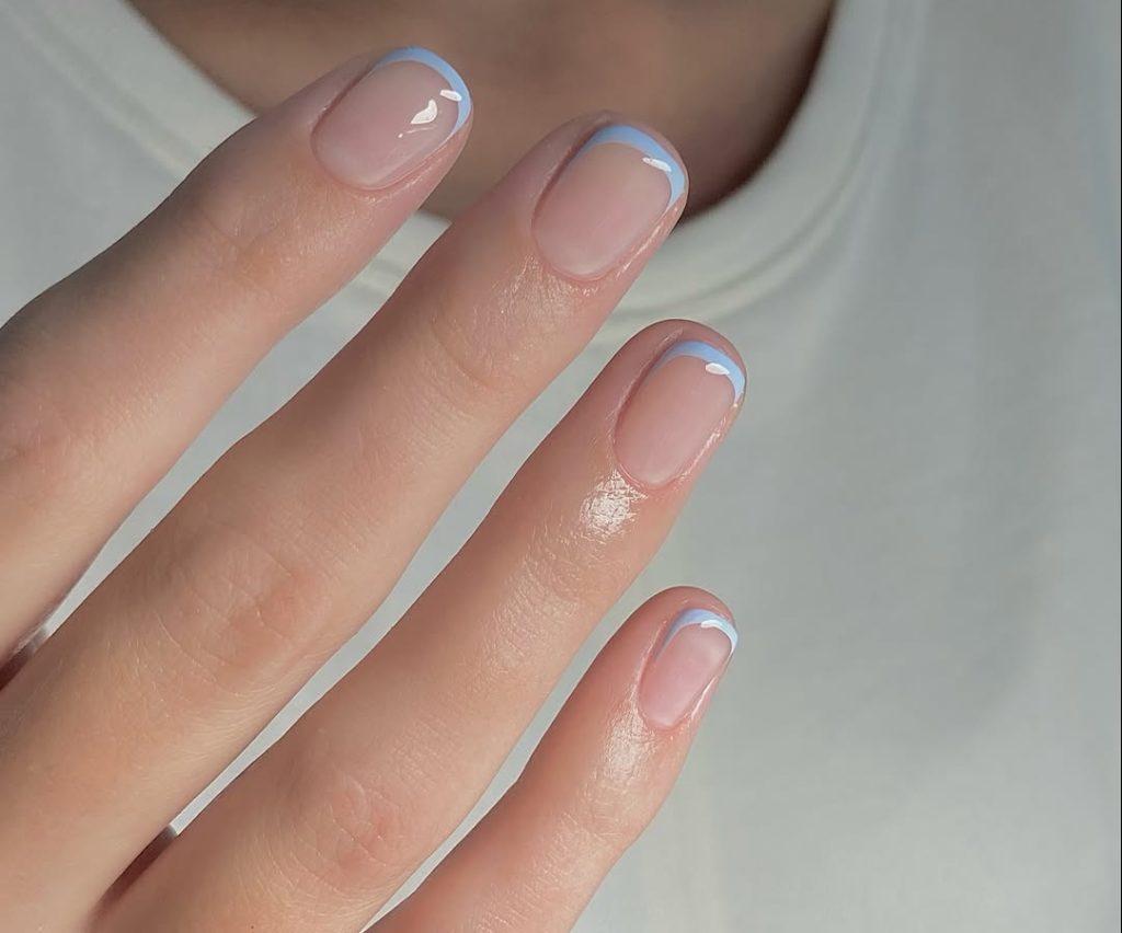 Baby blue: Τα σχέδια στα νύχια που θα απογειώσουν το πιο όμορφο χρώμα του καλοκαιριού