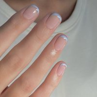 Baby blue: Τα σχέδια στα νύχια που θα απογειώσουν το πιο όμορφο χρώμα του καλοκαιριού