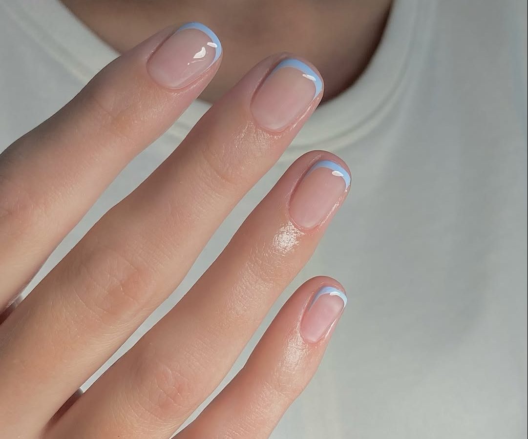 Baby blue: Τα σχέδια στα νύχια που θα απογειώσουν το πιο όμορφο χρώμα του καλοκαιριού