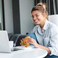 Food coma: Πώς να αποφύγετε την υπνηλία μετά το φαγητό;