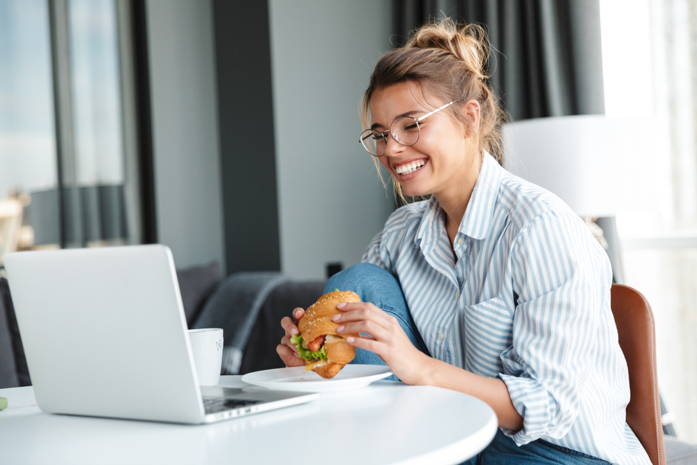 Food coma: Πώς να αποφύγετε την υπνηλία μετά το φαγητό;