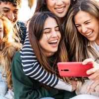 Millennials και Gen Z ξαναγράφουν τους κανόνες της ενηλικίωσης