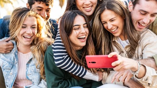 Millennials και Gen Z ξαναγράφουν τους κανόνες της ενηλικίωσης