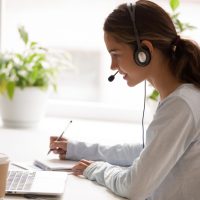 Η Gen Z προτιμά το γραφείο: Ο ρόλος της μοναξιάς στην τηλεργασία