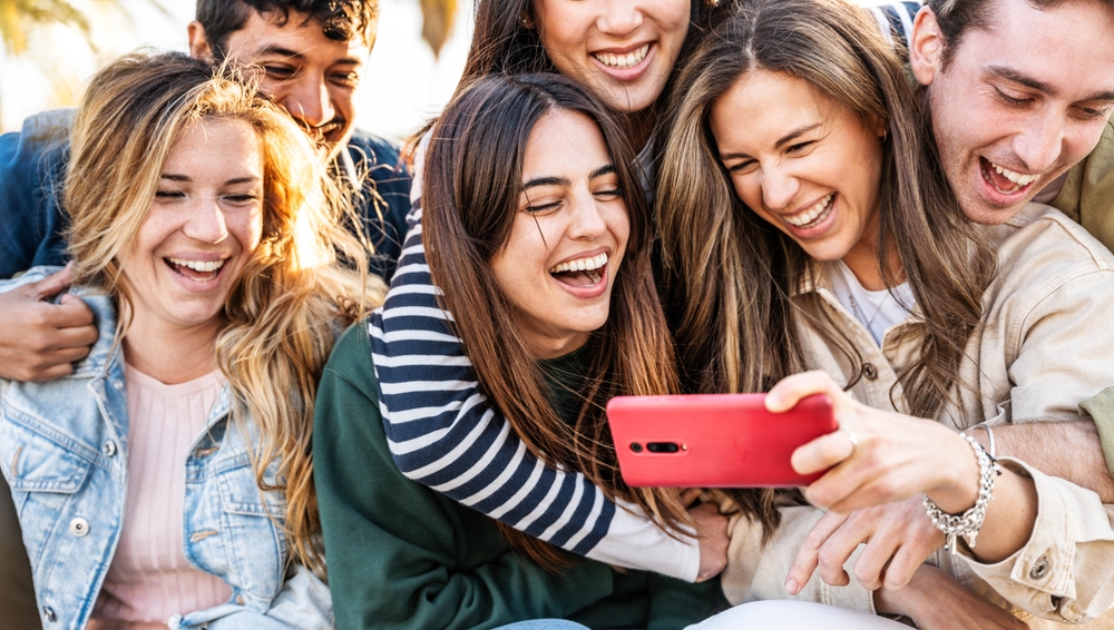 Millennials και Gen Z ξαναγράφουν τους κανόνες της ενηλικίωσης