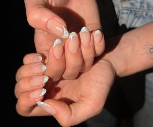 Glass French nails: Η μοντέρνα εκδοχή του γαλλικού που πρέπει να υιοθετήσετε