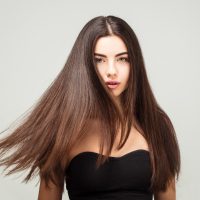 Halo Frizz: Πώς θα αντιμετωπίσετε το φριζάρισμα στο “στεφάνι”