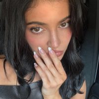 Kylie Jenner: Επανέφερε το deep french manicure από τα ’90s