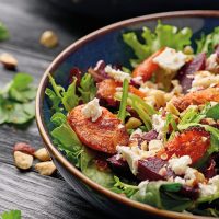 Τραγανή σαλάτα με ψητά παντζάρια, καρότα και ροκα