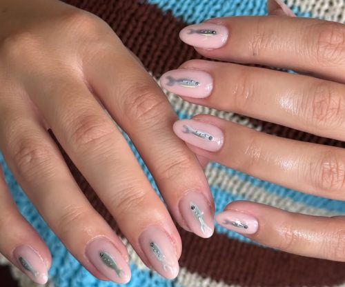 Sardines nails: Το πιο διασκεδαστικό nail trend του φετινού καλοκαιριού